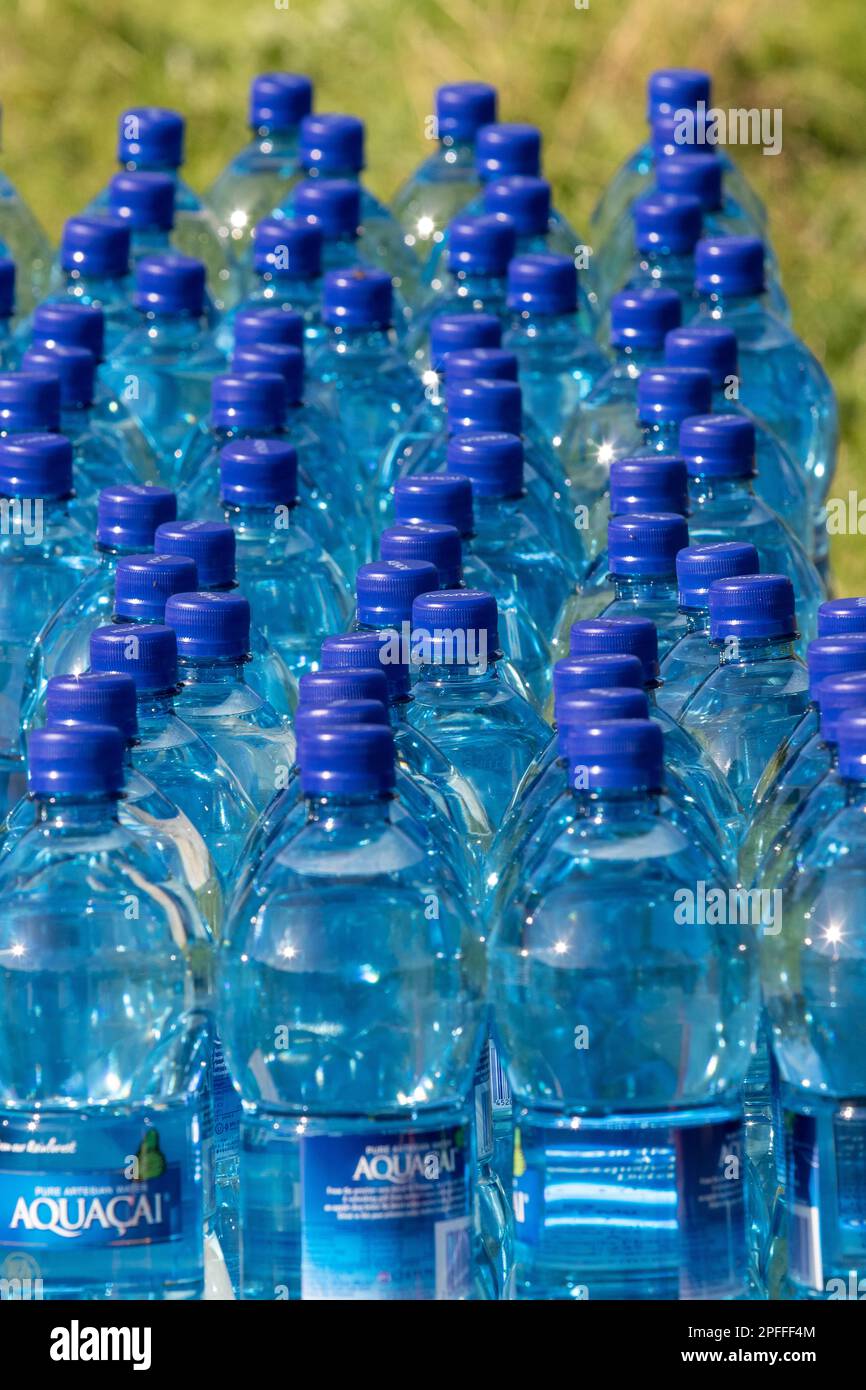 https://c8.alamy.com/comp/2PFFF4M/rows-of-blue-plastic-bottled-water-waiting-for-runners-in-a-zombie-evacuation-event-in-norfolk-2PFFF4M.jpg