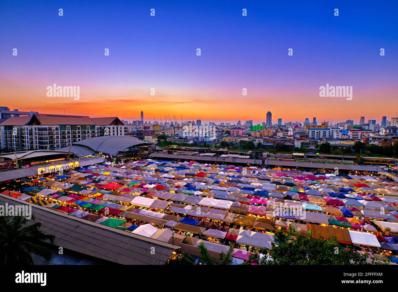 Bangkok shopping mall food stall hi-res stock photography and images ...