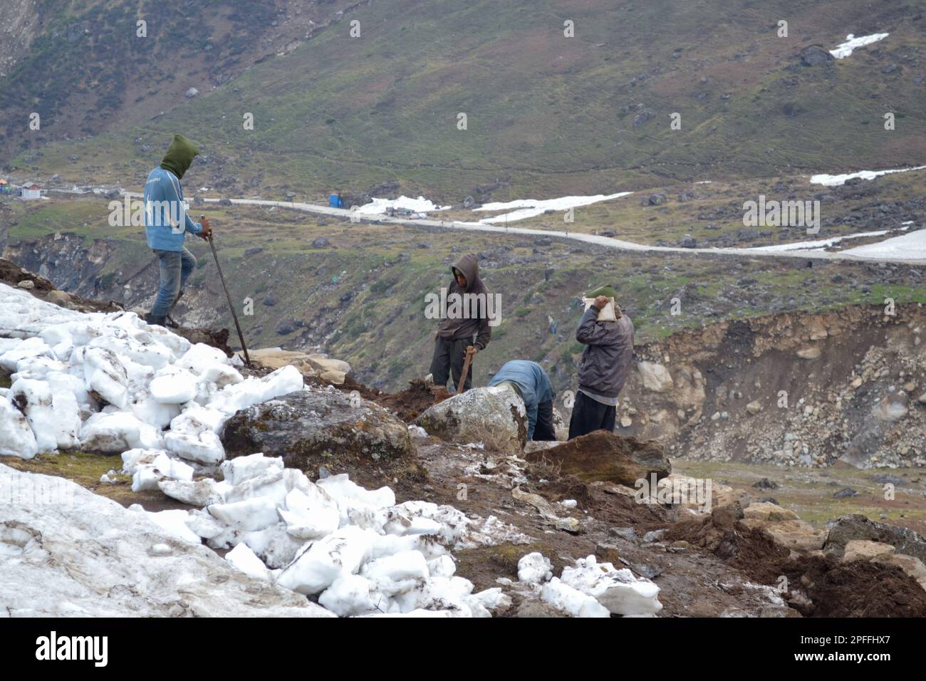 Rudarprayag, Uttarakhand, India, May 18 2014, Kedarnath Project, laborer reconstructing pathway for pilgrims. In June 2013, a multi-day cloudburst cen Stock Photo