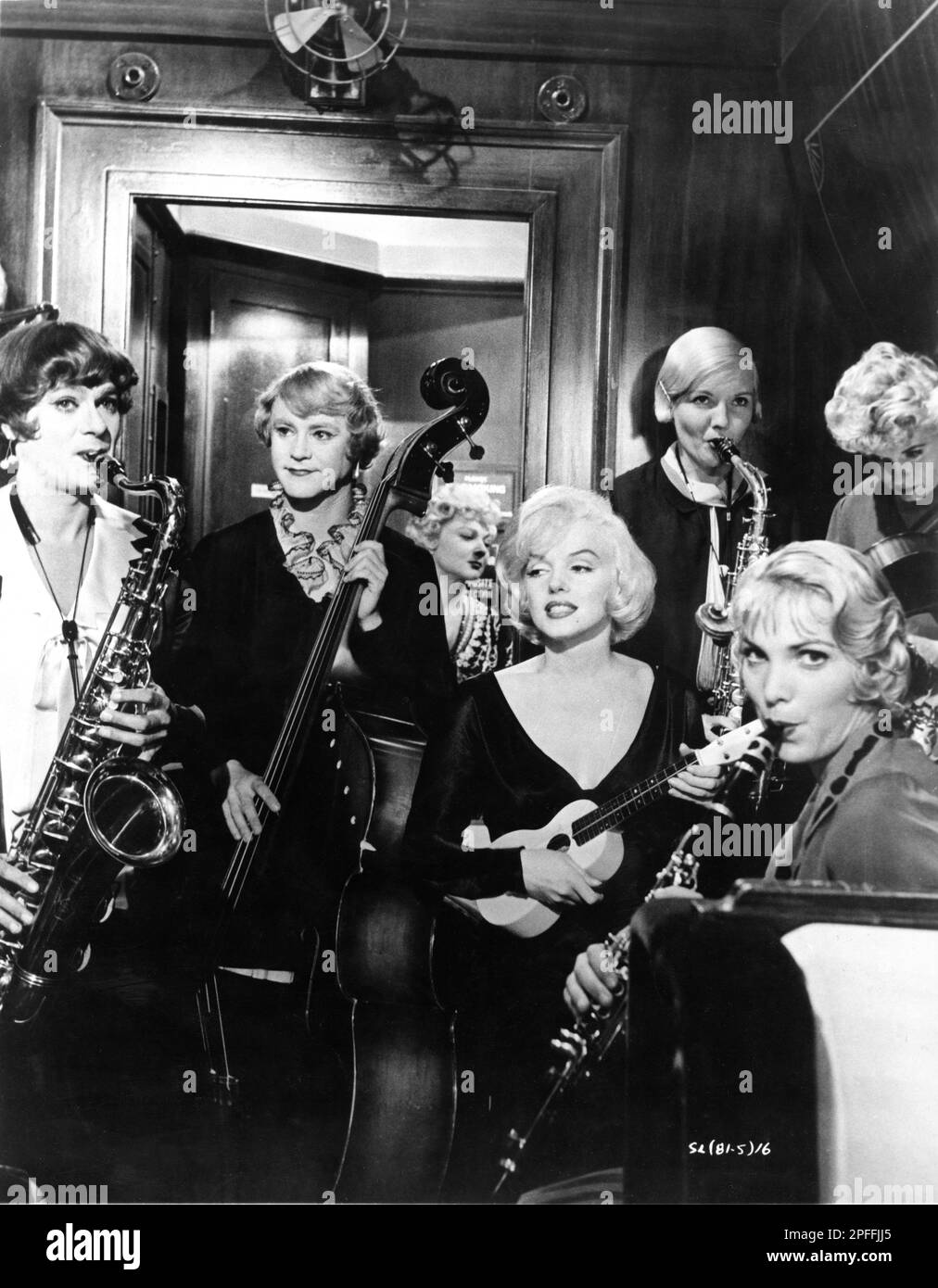 TONY CURTIS JACK LEMMON and MARILYN MONROE in SOME LIKE IT HOT 1959 director BILLY WILDER screenplay Billy Wilder and I.A.L. Diamond Ashton Productions / The Mirisch Corporation / United Artists Stock Photo