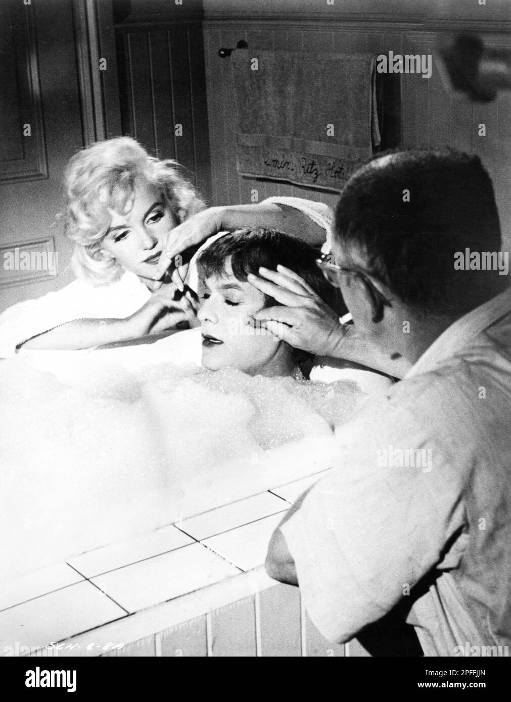 MARILYN MONROE TONY CURTIS and Director BILLY WILDER on set candid during filming of SOME LIKE IT HOT 1959 director BILLY WILDER screenplay Billy Wilder and I.A.L. Diamond Ashton Productions / The Mirisch Corporation / United Artists Stock Photo