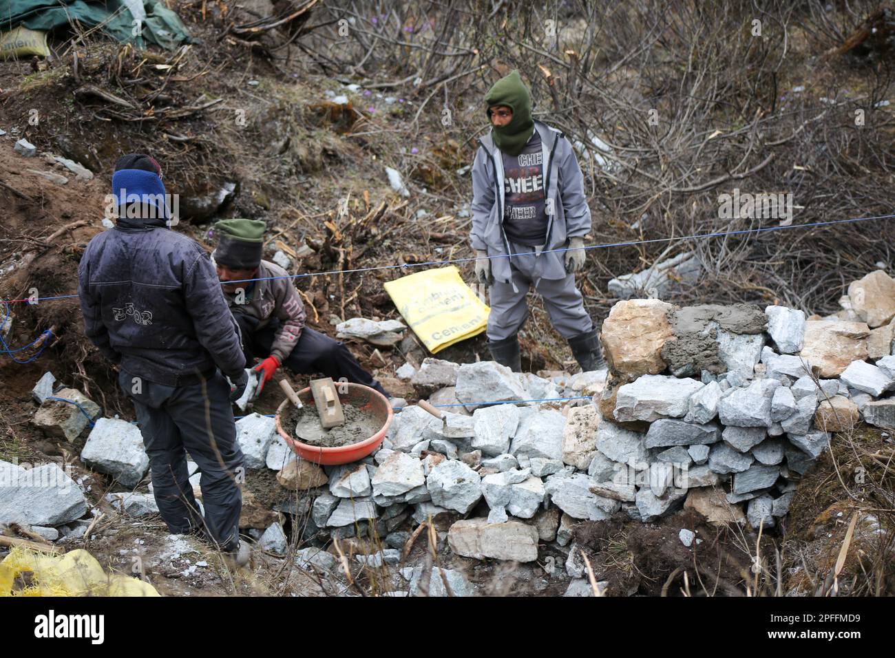 Rudarprayag, Uttarakhand, India, May 18 2014, Kedarnath Project, laborer reconstructing pathway for pilgrims. In June 2013, a multi-day cloudburst cen Stock Photo