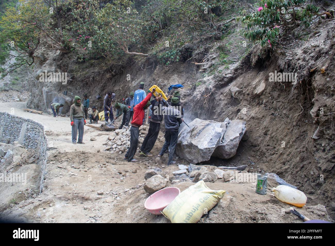 Rudarprayag, Uttarakhand, India, May 18 2014, Kedarnath Project, laborer reconstructing pathway for pilgrims. In June 2013, a multi-day cloudburst cen Stock Photo