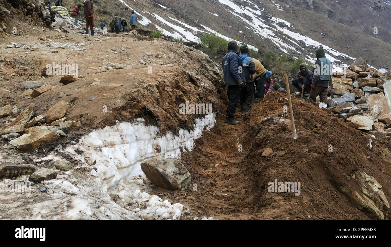 Rudarprayag, Uttarakhand, India, May 18 2014, Kedarnath Project, laborer reconstructing pathway for pilgrims. In June 2013, a multi-day cloudburst centered on the North Indian state of Uttarakhand caused devastating floods and landslides. Stock Photo