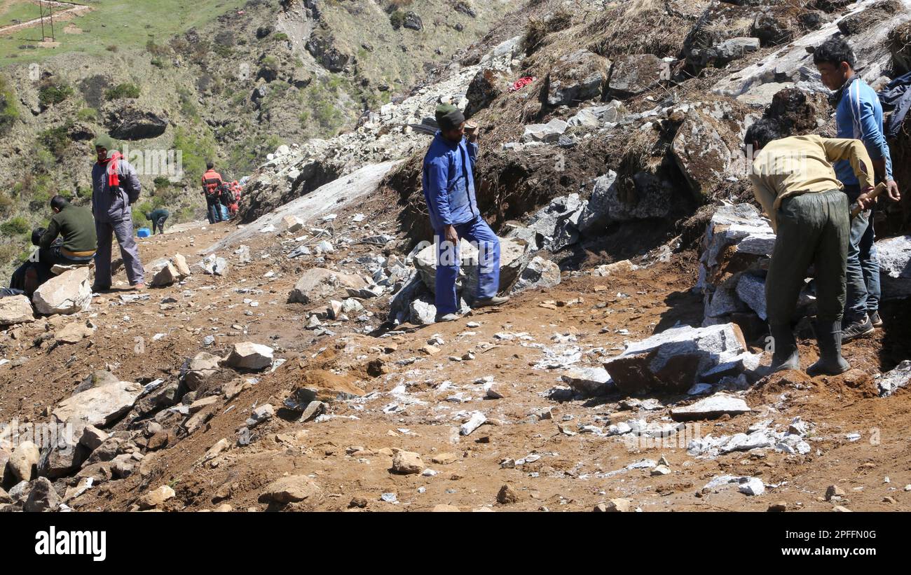 Rudarprayag, Uttarakhand, India, May 18 2014, Kedarnath Project, laborer reconstructing pathway for pilgrims. In June 2013, a multi-day cloudburst centered on the North Indian state of Uttarakhand caused devastating floods and landslides. Stock Photo