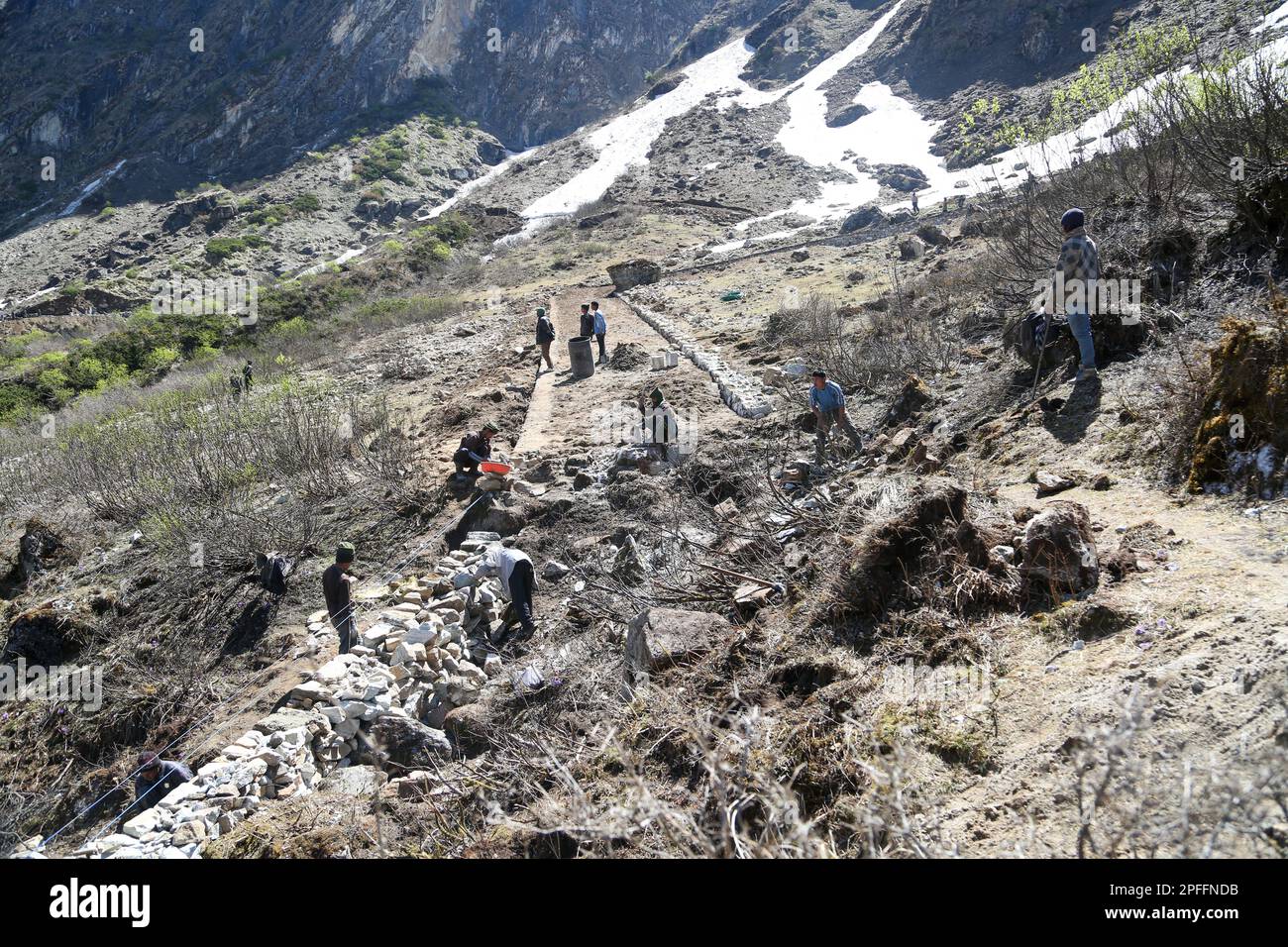 Rudarprayag, Uttarakhand, India, May 18 2014, Kedarnath Project, laborer reconstructing pathway for pilgrims. In June 2013, a multi-day cloudburst centered on the North Indian state of Uttarakhand caused devastating floods and landslides. Stock Photo