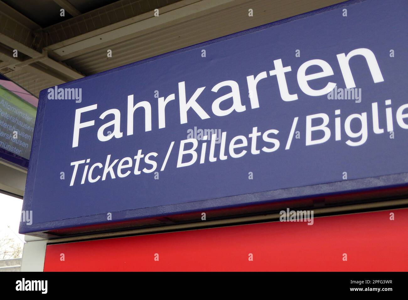 Fahrkartenautomat / DB / Fernverkehr /  Bahnhof / Information / Schild Stock Photo