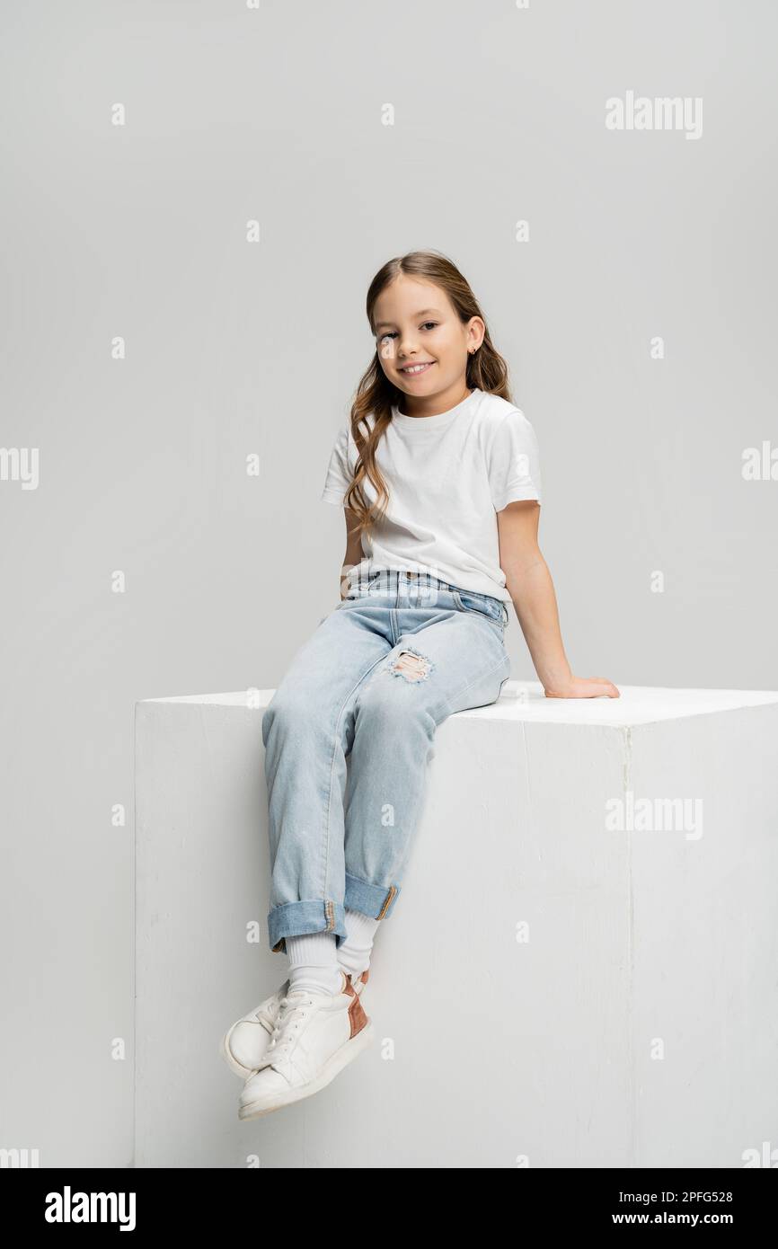 Cute preteen girl in t shirt hi-res stock photography and images - Alamy