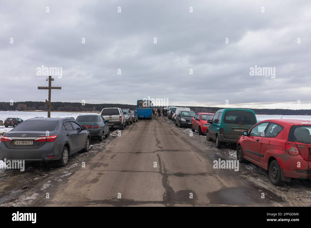 March 2, 2023, Staryi Saltiv, Kharkiv reg, Ukraine: View of cars parked in front of a pedestrian crossing near the destroyed bridge over Siverskyi Donets in Stariy Saltiv in Kharkiv region. Consequences of the war of aggression of the Russian Federation in the Kharkiv region of Ukraine. Destroyed houses, bridges, power lines. After de-occupation, life is being rebuilt and Ukrainians are actively rebuilding what can be rebuilt. (Credit Image: © Mykhaylo Palinchak/SOPA Images via ZUMA Press Wire) EDITORIAL USAGE ONLY! Not for Commercial USAGE! Stock Photo