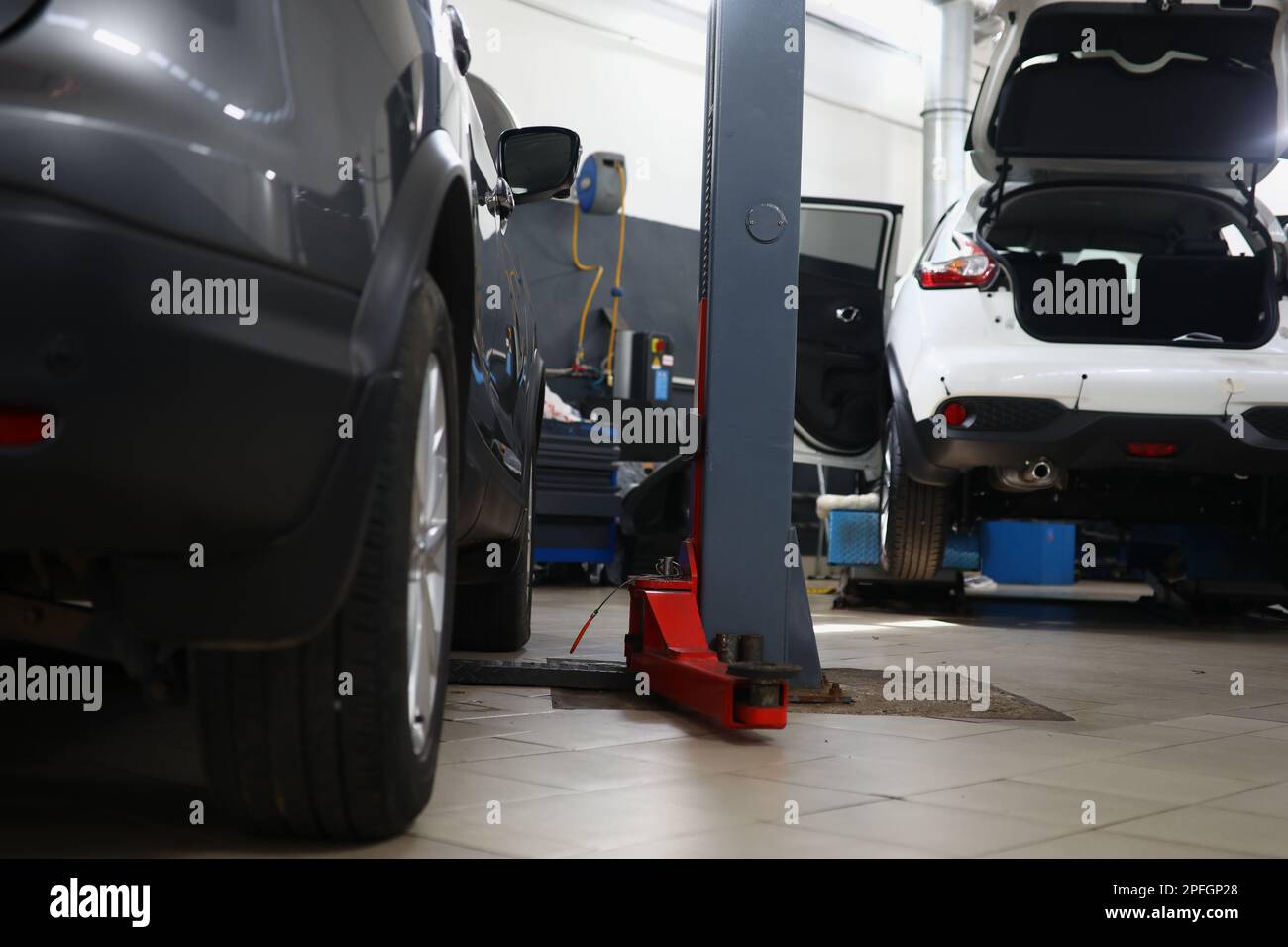 Mechanic lifts car hydraulic lift hi-res stock photography and images ...