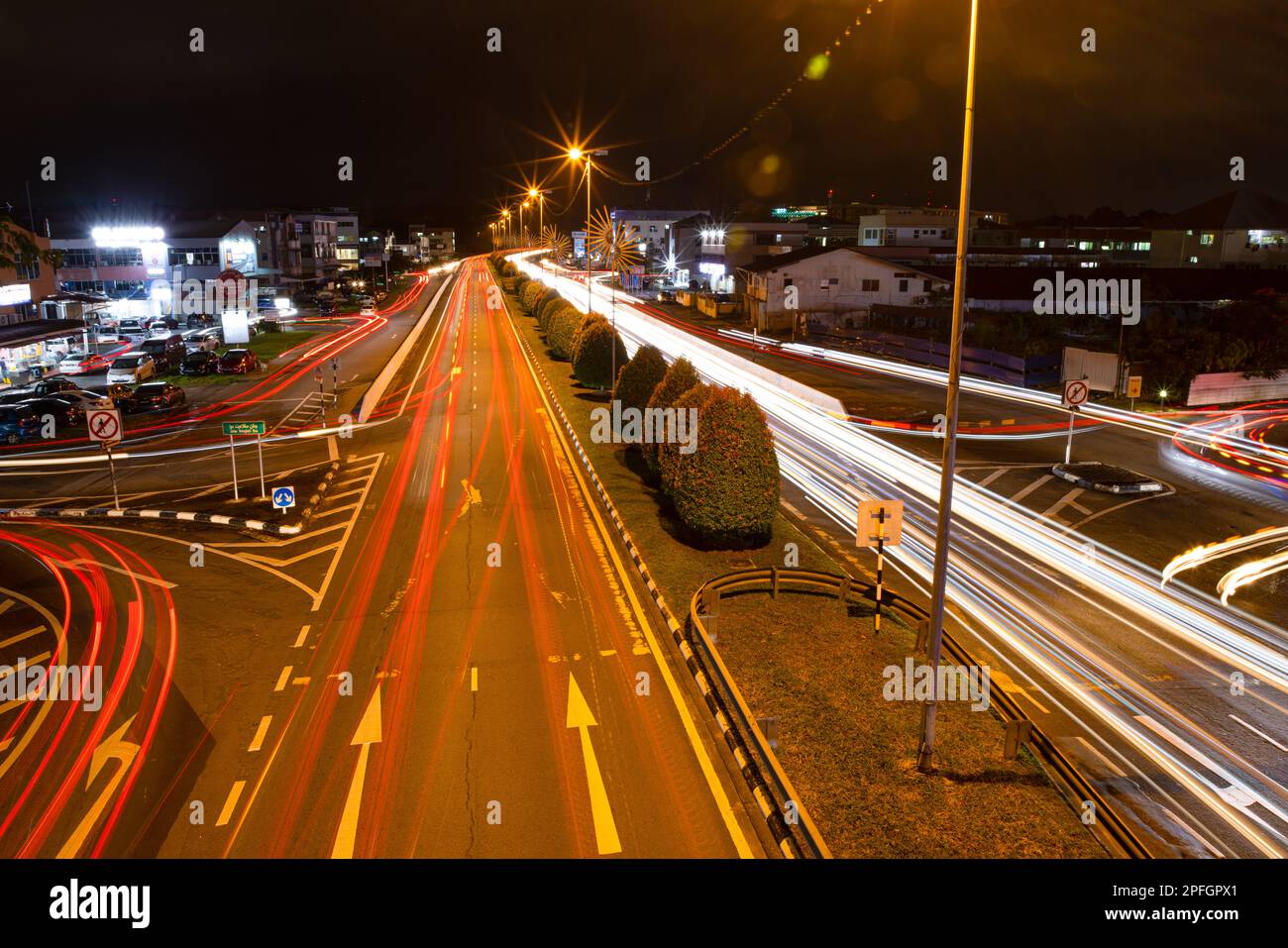 Blurred dark city highway motor road with blurred long exposure vehicle ...
