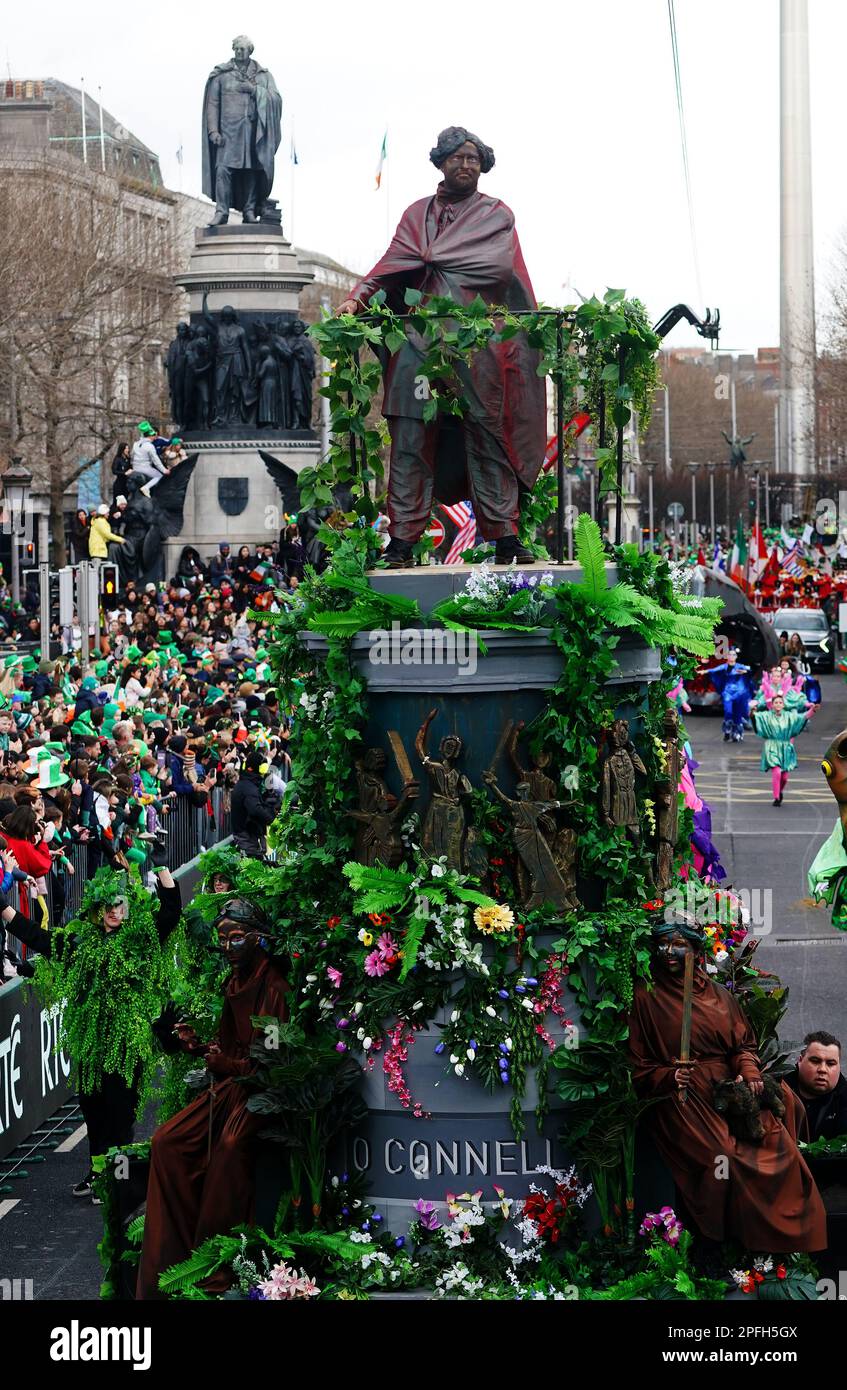 A Daniel O'Connell monument float makes it's way over O'Connell Bridge ...
