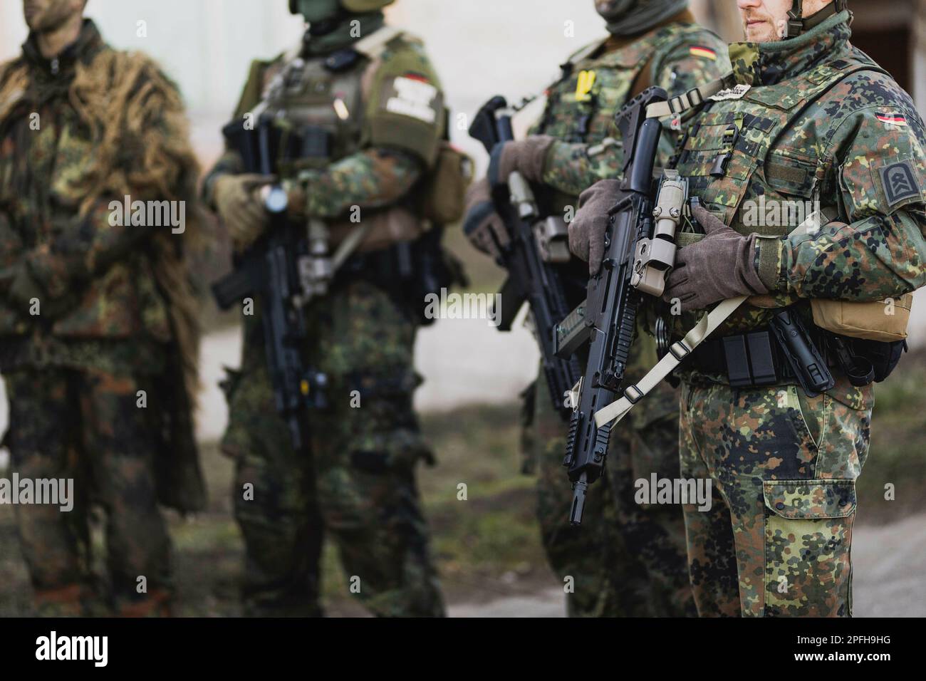 Grinding Angle, Deutschland. 16th Mar, 2023. Feldjaeger soldier with the MG5 machine gun, photographed as part of a skills show at the Bundeswehr military base in Mahlwinkel, March 16, 2023. Recording for editorial use only! Credit: dpa/Alamy Live News Stock Photo