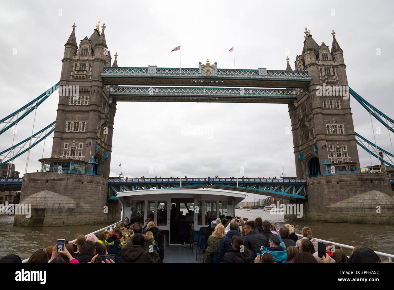 thames boat trip from tower bridge