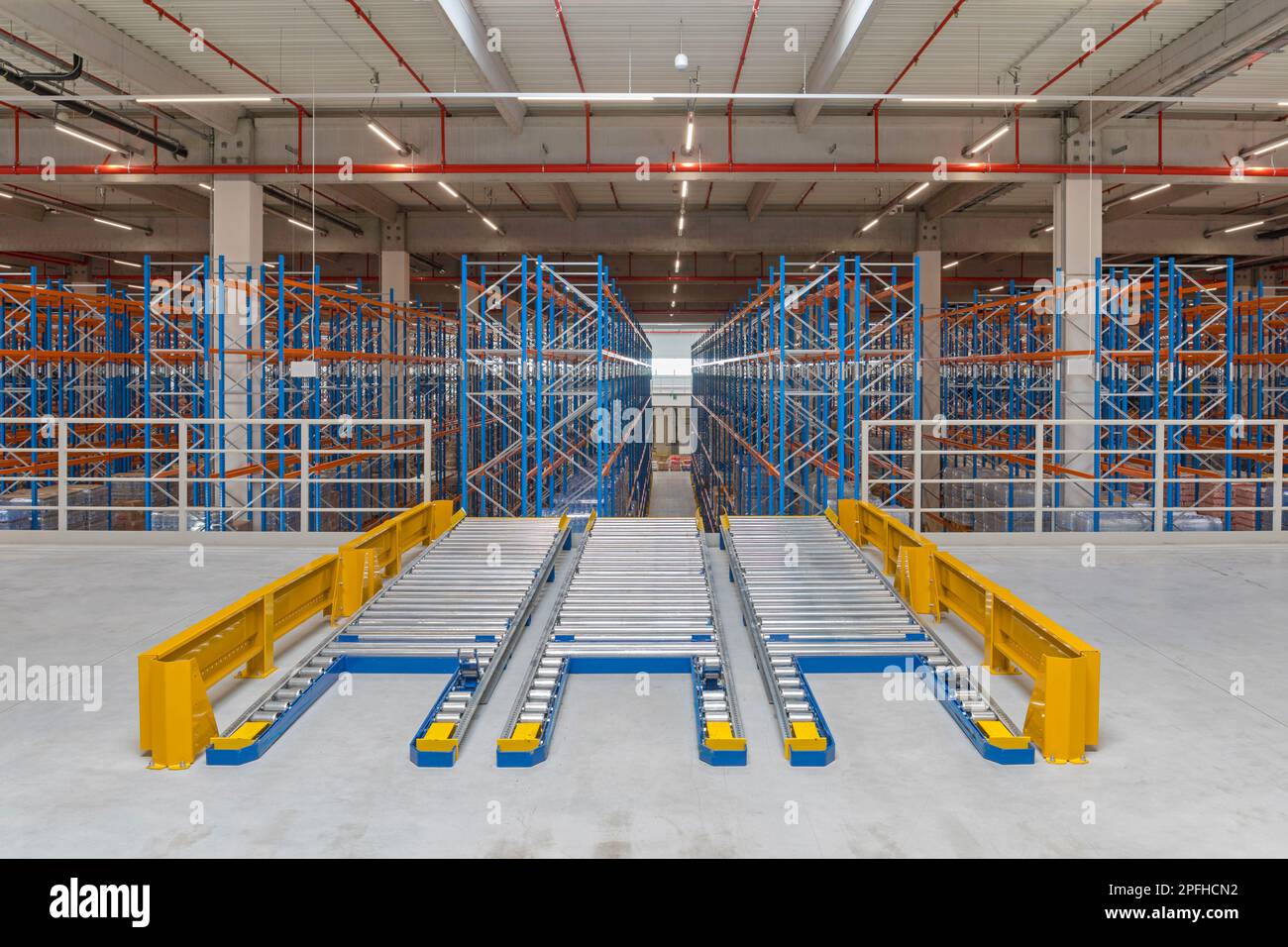 Floor Mountet Pallet Gravity Flow in Distribution Warehouse Stock Photo