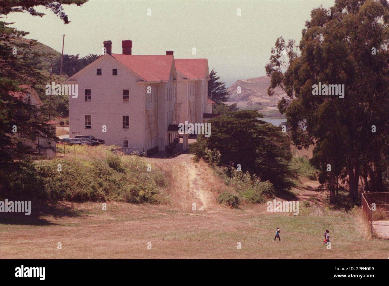 HEADLANDS 3/C/07JUL99/MN/LS Fort Barry buildings 944 and 945