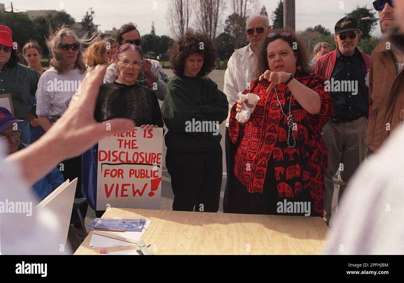 oaks 2/c/16FEB97/CD/LS Becky O'Malley debates with Bill Savage, project manager, during the protest at Thousand Oakls School. photo By Lea SUzuki (LEA SUZUKI/San Francisco Chronicle via AP) Stock Photo