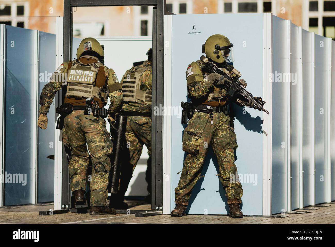 Grinding Angle, Deutschland. 16th Mar, 2023. Feldjaeger soldiers, photographed as part of a capability show at the Bundeswehr armed forces base in Mahlwinkel, March 16, 2023. Recording for editorial use only! Credit: dpa/Alamy Live News Stock Photo