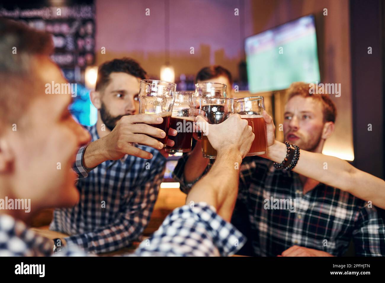 Cheering knocking beer glasses hi-res stock photography and images - Alamy