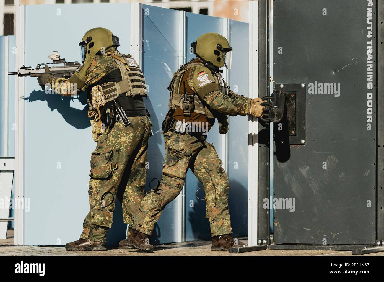 Grinding Angle, Deutschland. 16th Mar, 2023. Feldjaeger soldiers, photographed as part of a capability show at the Bundeswehr military base in Mahlwinkel, March 16, 2023. Recording for editorial use only! Credit: dpa/Alamy Live News Stock Photo