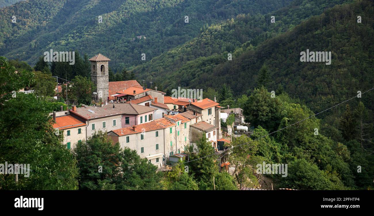 Caratteristique village on the mountains of Tuscany Stock Photo