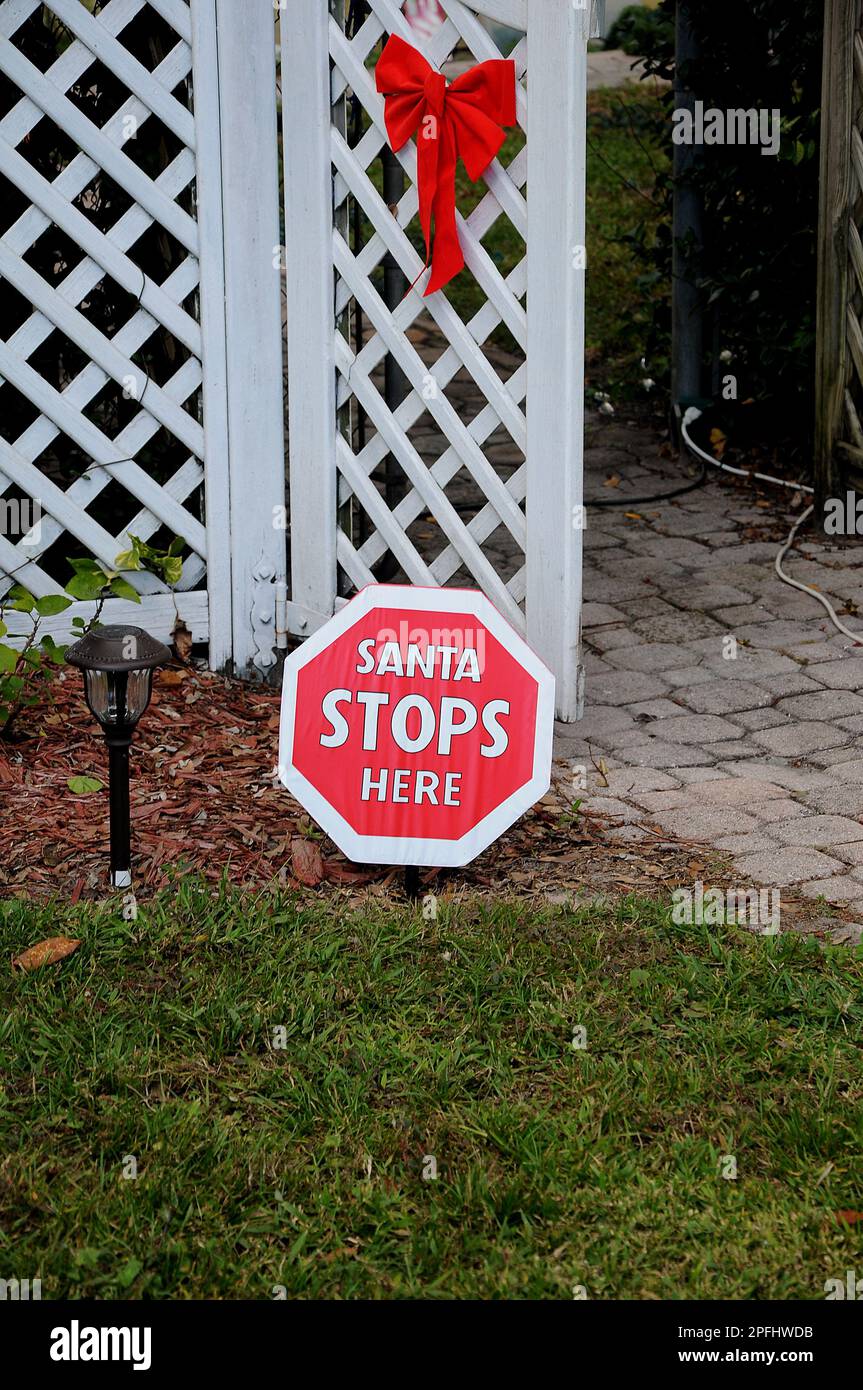 OCOEE/ORLANDO / FLORIDA / USA 01 December 2017. Book rack store and