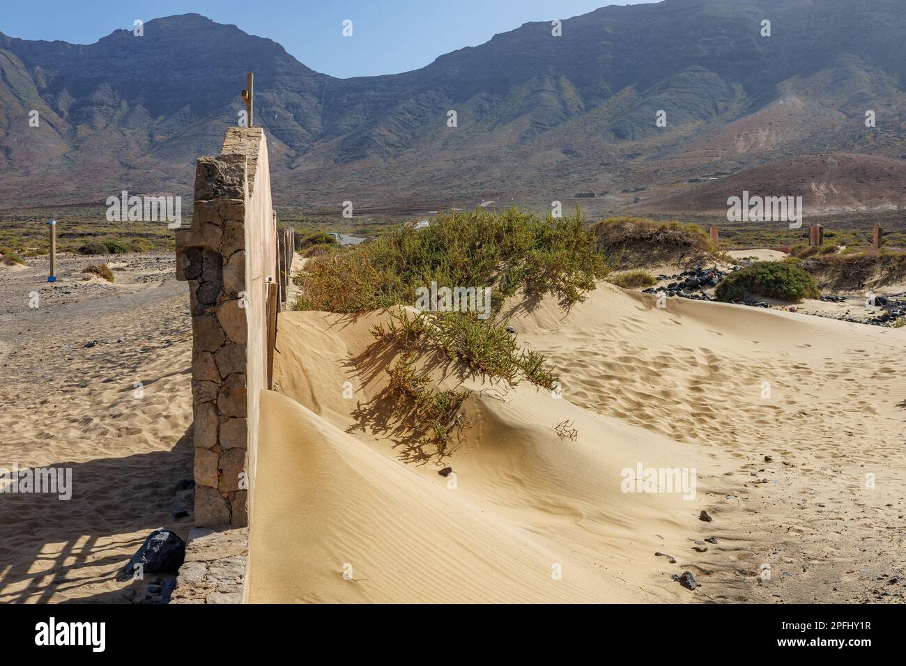 abandoned-cemetery-on-cofete-beach-in-the-south-of-fuerteventura