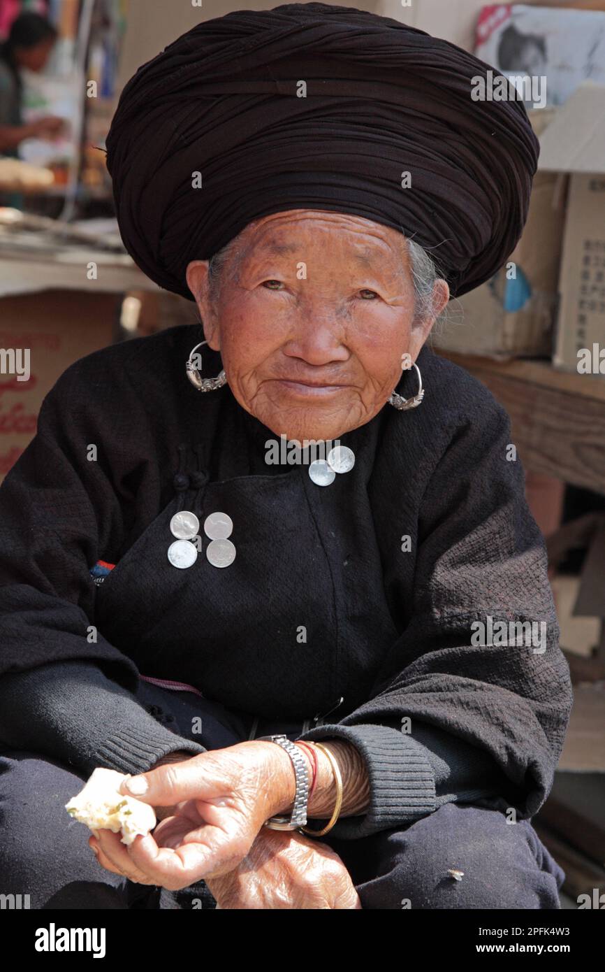 Achang ethnic minority tribe, elderly woman with turban, Husa, Western Yunnan, China Stock Photo