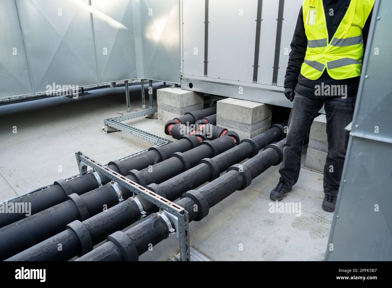 frozen insulation on heat and cold pipes for the air handling unit