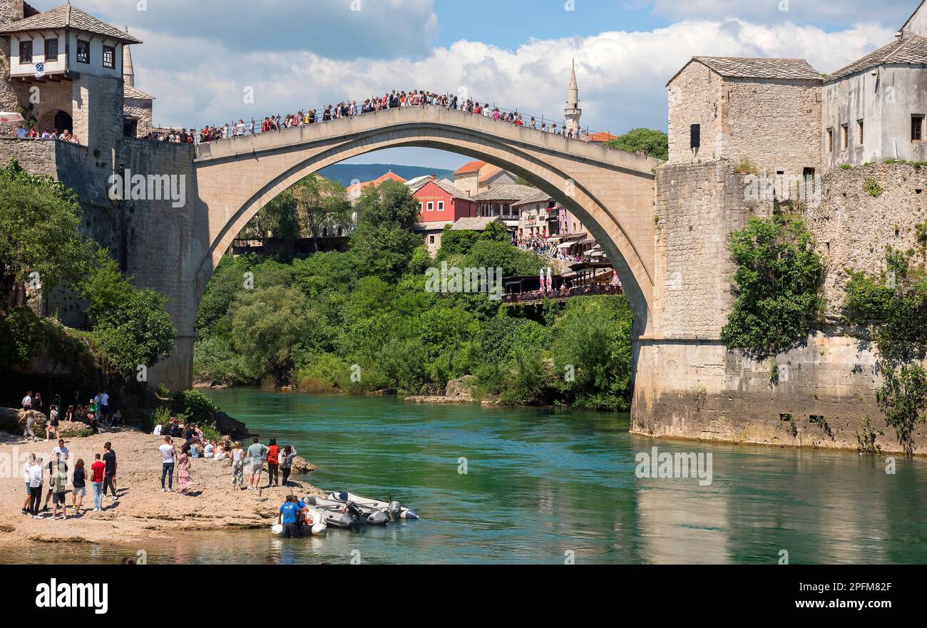 Crowds on Mostar Bridge, Bosnia wait for a local to dive into the Neretva River Stock Photo