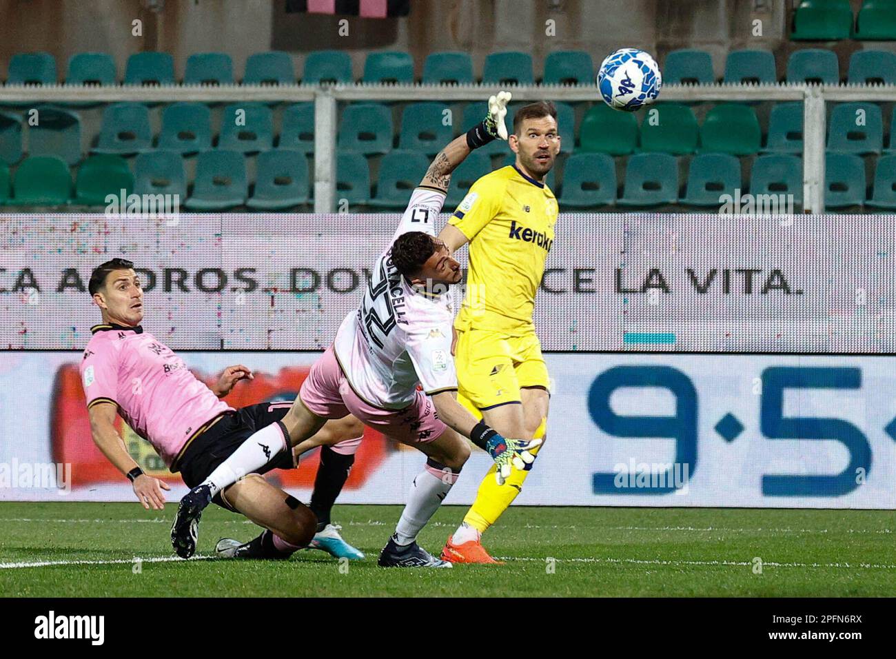 Palermo, Italy. 17th Mar, 2023. Gennaro Tutino (Palermo) celebrates the  victory during Palermo FC vs Modena FC, Italian soccer Serie B match in  Palermo, Italy, March 17 2023 Credit: Independent Photo Agency/Alamy