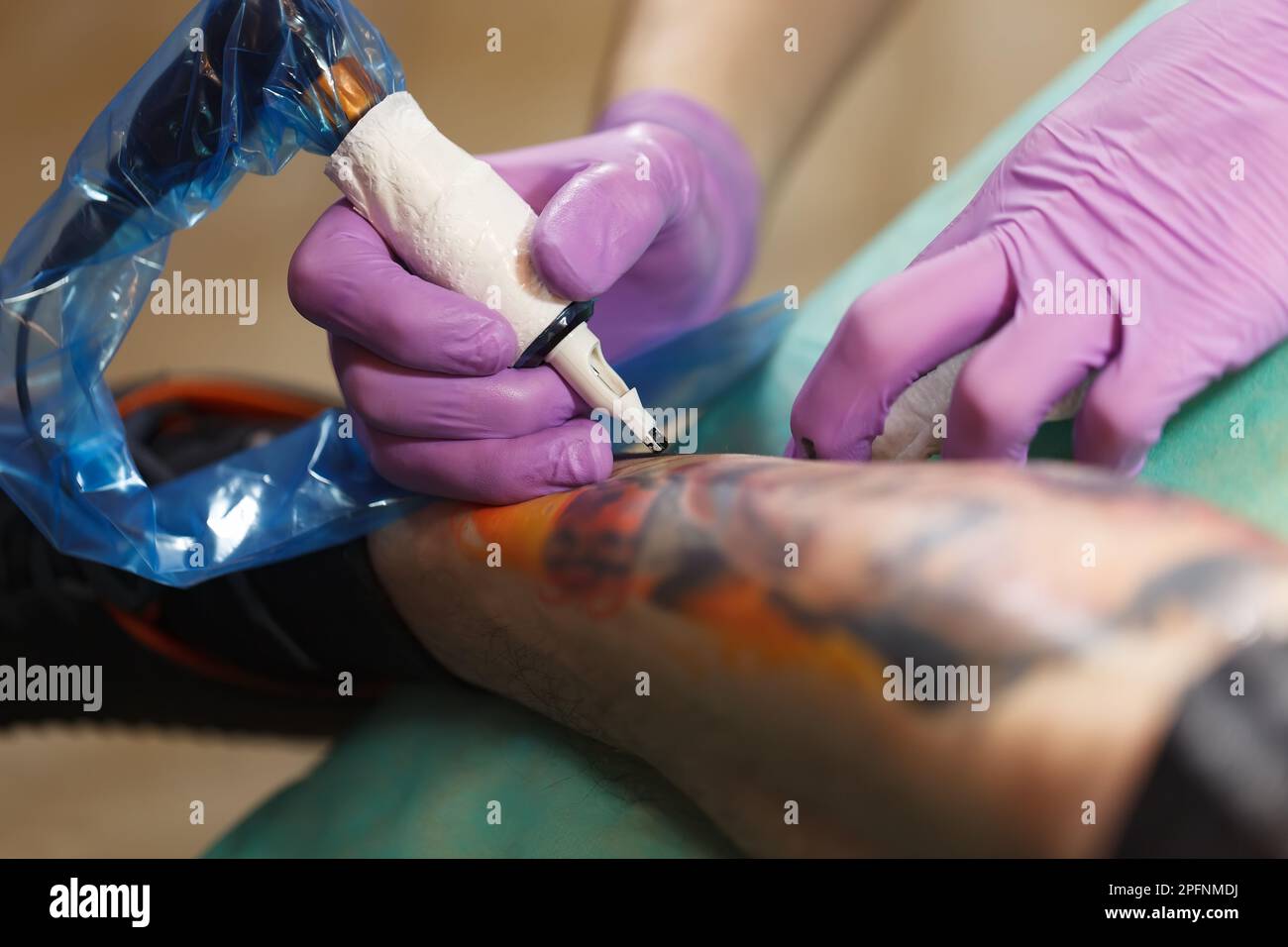 Hand Tattooist Rubber Gloves Drawing Tattoo Electric Tattoo Gun Close Stock  Photo by ©microgen 557869452