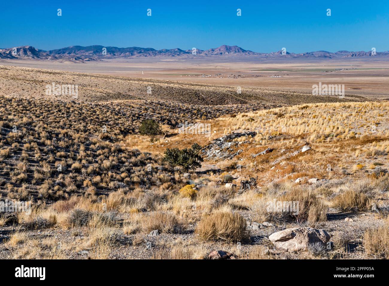 Sand Spring Valley, Rachel settlement, Groom Range in dist, view from Tempiute Mine Rd, near Lincoln Mine, Timpahute Range, Great Basin, Nevada, USA Stock Photo