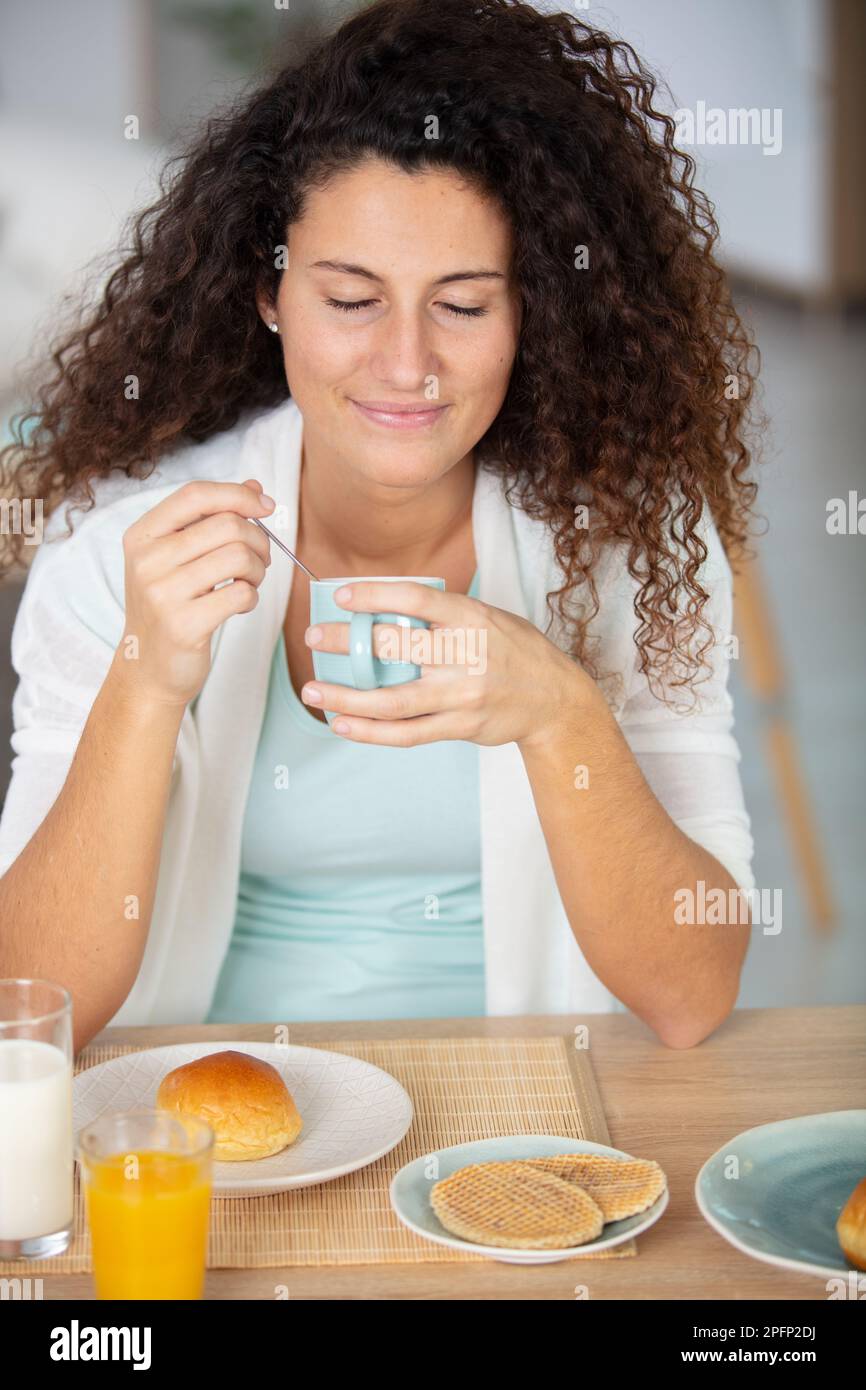 Girl city life female breakfast hi-res stock photography and images - Alamy