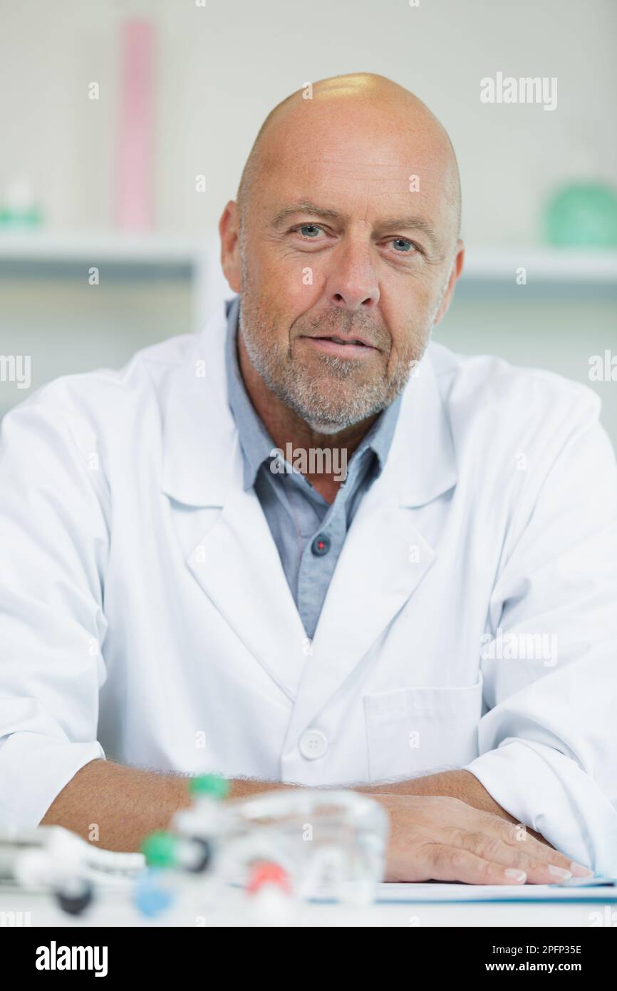 Male lab worker sitting desk hi-res stock photography and images - Alamy