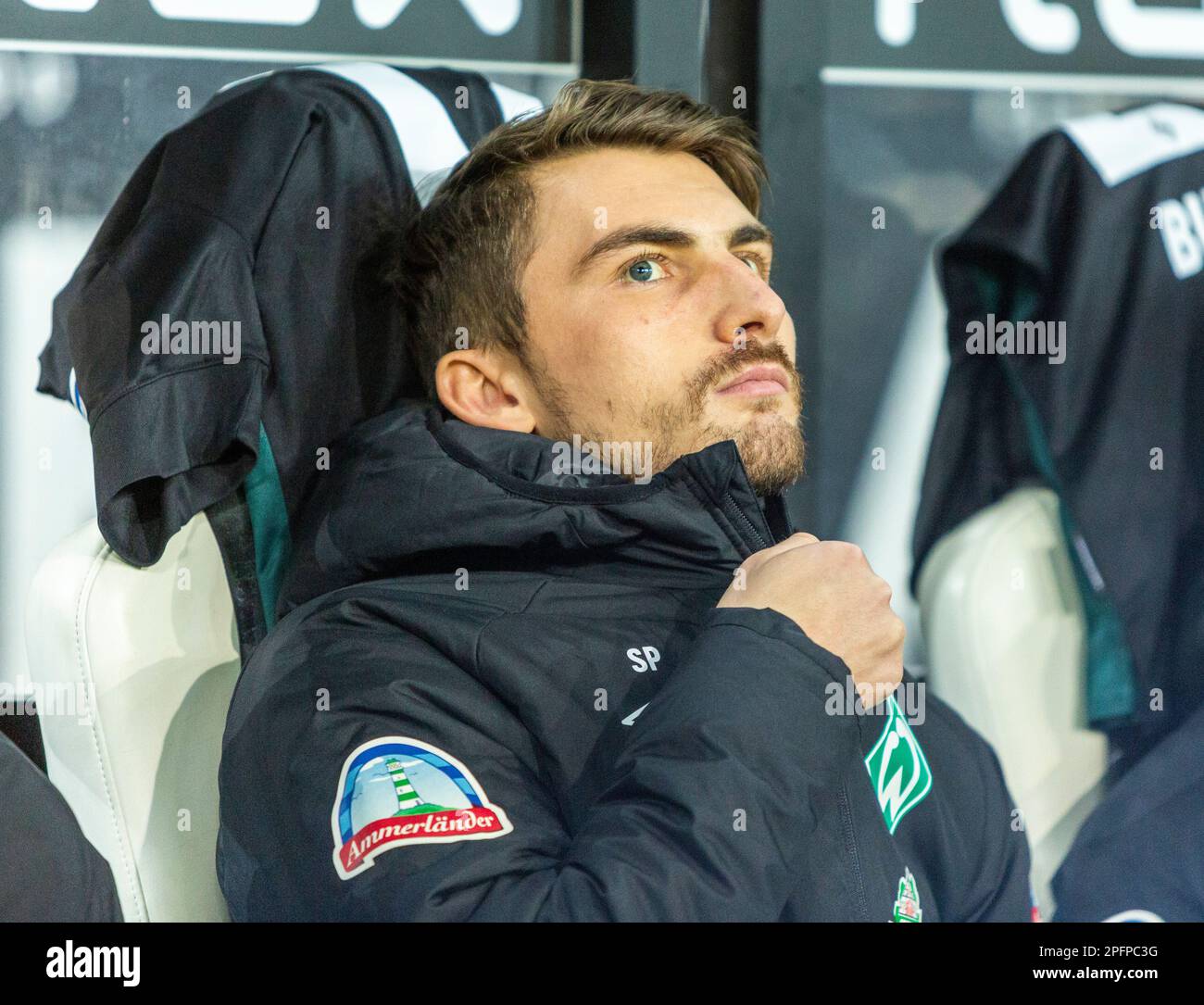 sports, football, Bundesliga, 2022/2023, Borussia Moenchengladbach vs. SV Werder Bremen 2-2, Stadium Borussia Park, stand-by player on the bench, Maximilian Philipp (SVW), DFL REGULATIONS PROHIBIT ANY USE OF PHOTOGRAPHS AS IMAGE SEQUENCES AND/OR QUASI-VIDEO Stock Photo