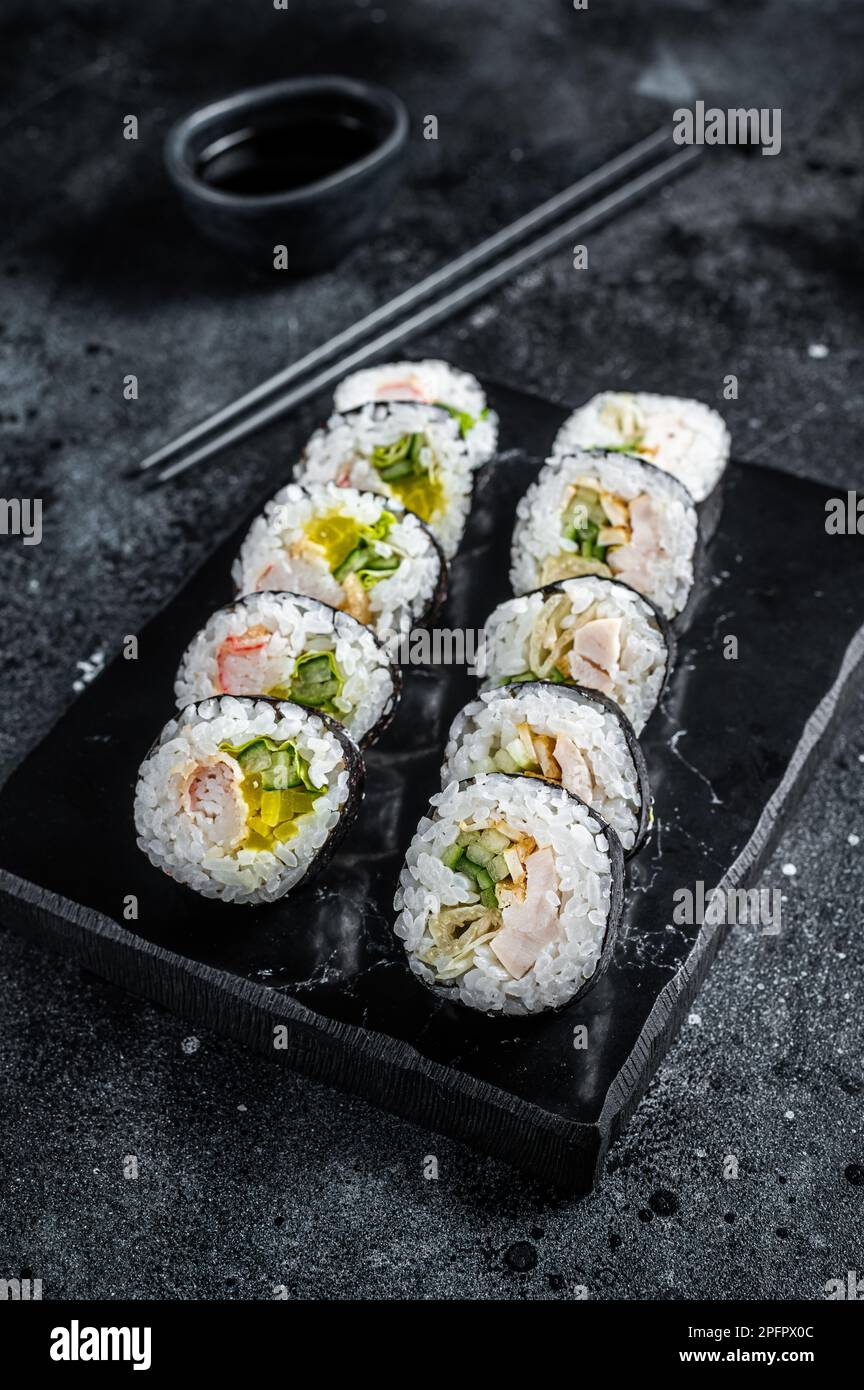 https://c8.alamy.com/comp/2PFPX0C/korean-rice-roll-kimbap-or-gimbap-korean-sushi-black-background-top-view-2PFPX0C.jpg
