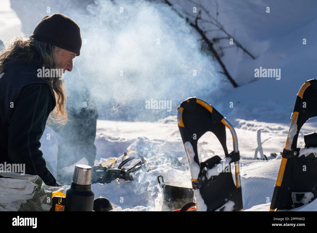 A guide prepares a meal in the Norwegian wilderness Stock Photo