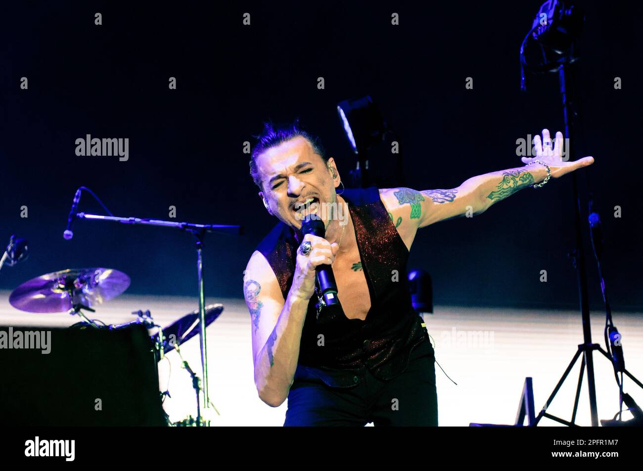 Torino, Italia. 9 dicembre 2017. Il gruppo rock Depeche Mode ha suonato dal vivo sul palco dello stadio Pala Alpitour di Torino. Credit: Andrea Pinna Stock Photo
