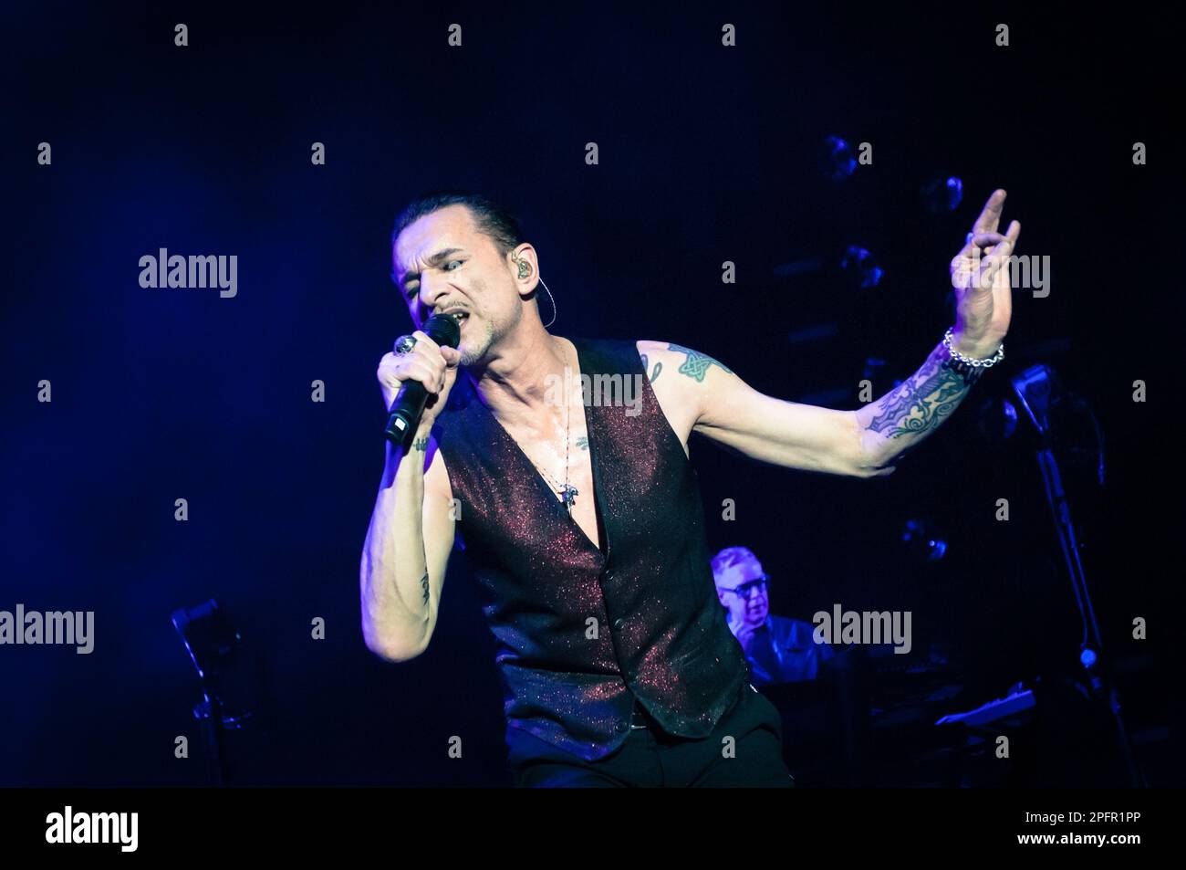 Torino, Italia. 9 dicembre 2017. Il gruppo rock Depeche Mode ha suonato dal vivo sul palco dello stadio Pala Alpitour di Torino. Credit: Andrea Pinna Stock Photo