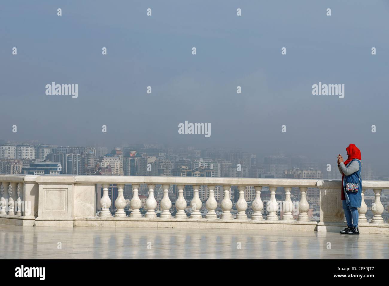 Tourist at Upland Park overlooking the city of Baku and the Caspian Sea Stock Photo
