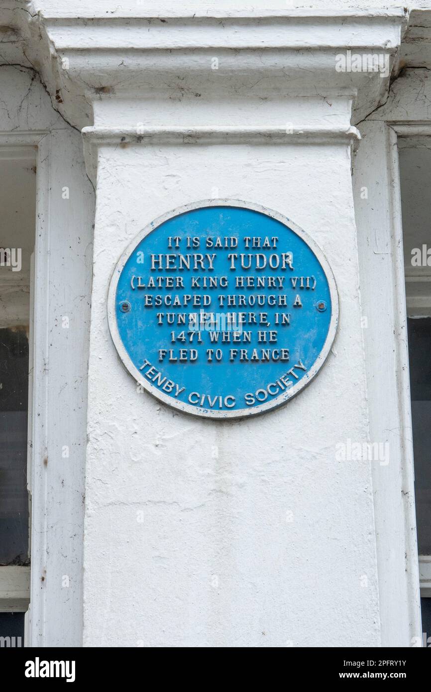 Blue plaque on a wall outside a building in Tenby stating the Henry Tudor ( King Henry V11) escaped through a tunnel and fled to France Stock Photo