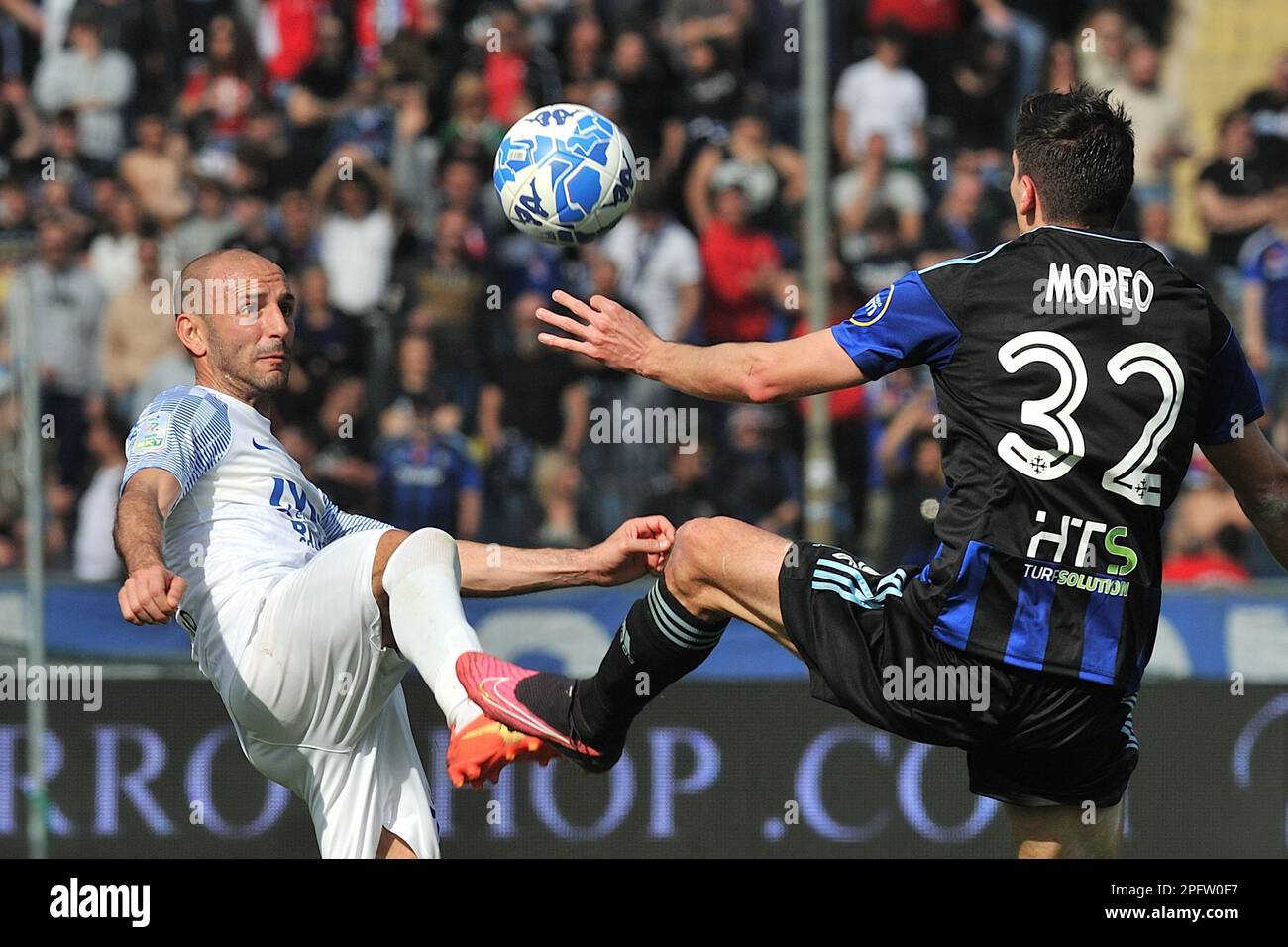 Pisa, Italy. 18th Mar, 2023. Pasquale Schiattarella (Benevento) and Stefano Moreo (Pisa) fighrt for the ball during AC Pisa vs Benevento Calcio, Italian soccer Serie B match in Pisa, Italy, March 18 2023 Credit: Independent Photo Agency/Alamy Live News Stock Photo