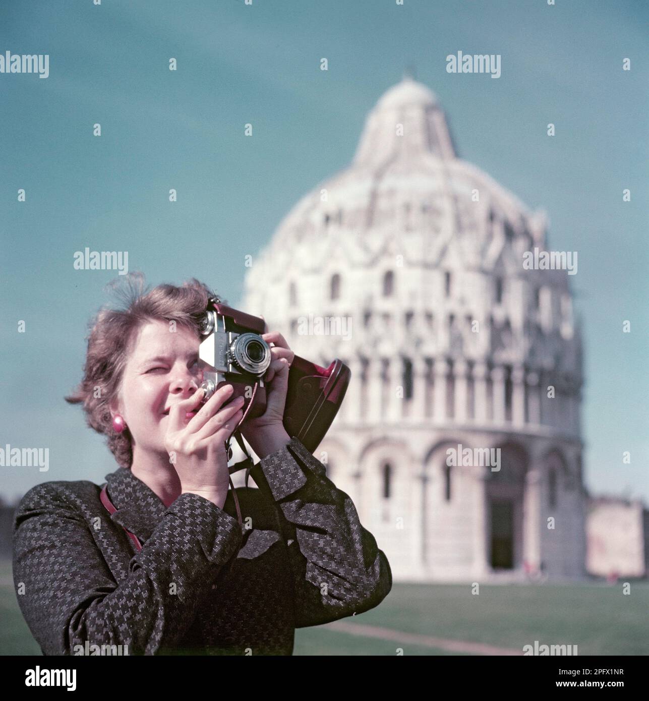 Amateur photographer in the 1950s. A young woman on vacation in Italy is photographing something nice. 1958 Stock Photo