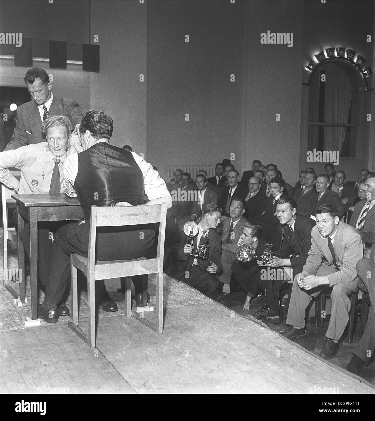 1950s Male Rivalry Hi res Stock Photography And Images Alamy 1950s-male-rivalry-hi-res-stock-photography-and-images-alamy