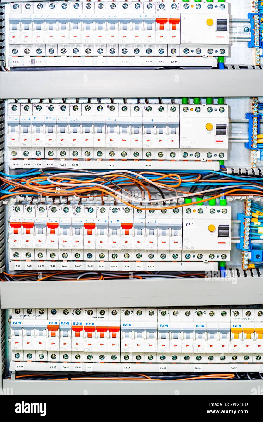 electricity distribution system with fuses and overvoltage protection