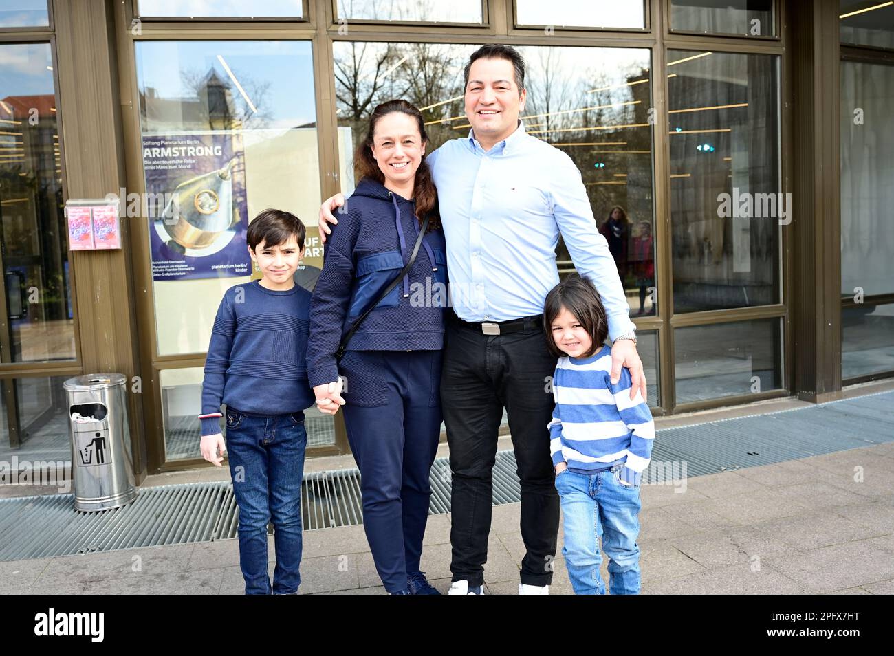 Bülent Sharif mit Ehefrau Emy und den Söhnen Batuhan und Timucin-Khan ...