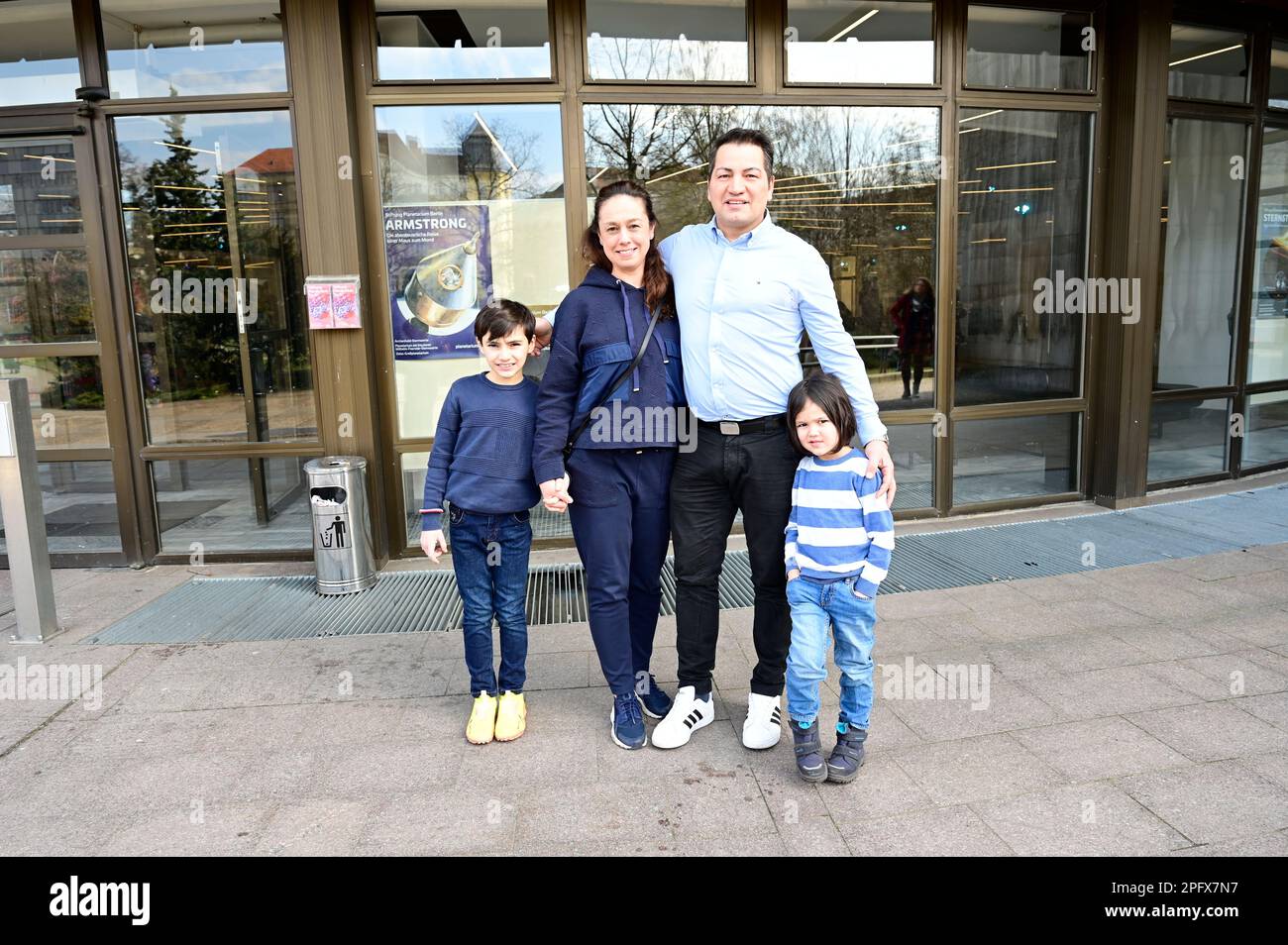 Bülent Sharif mit Ehefrau Emy und den Söhnen Batuhan und Timucin-Khan ...
