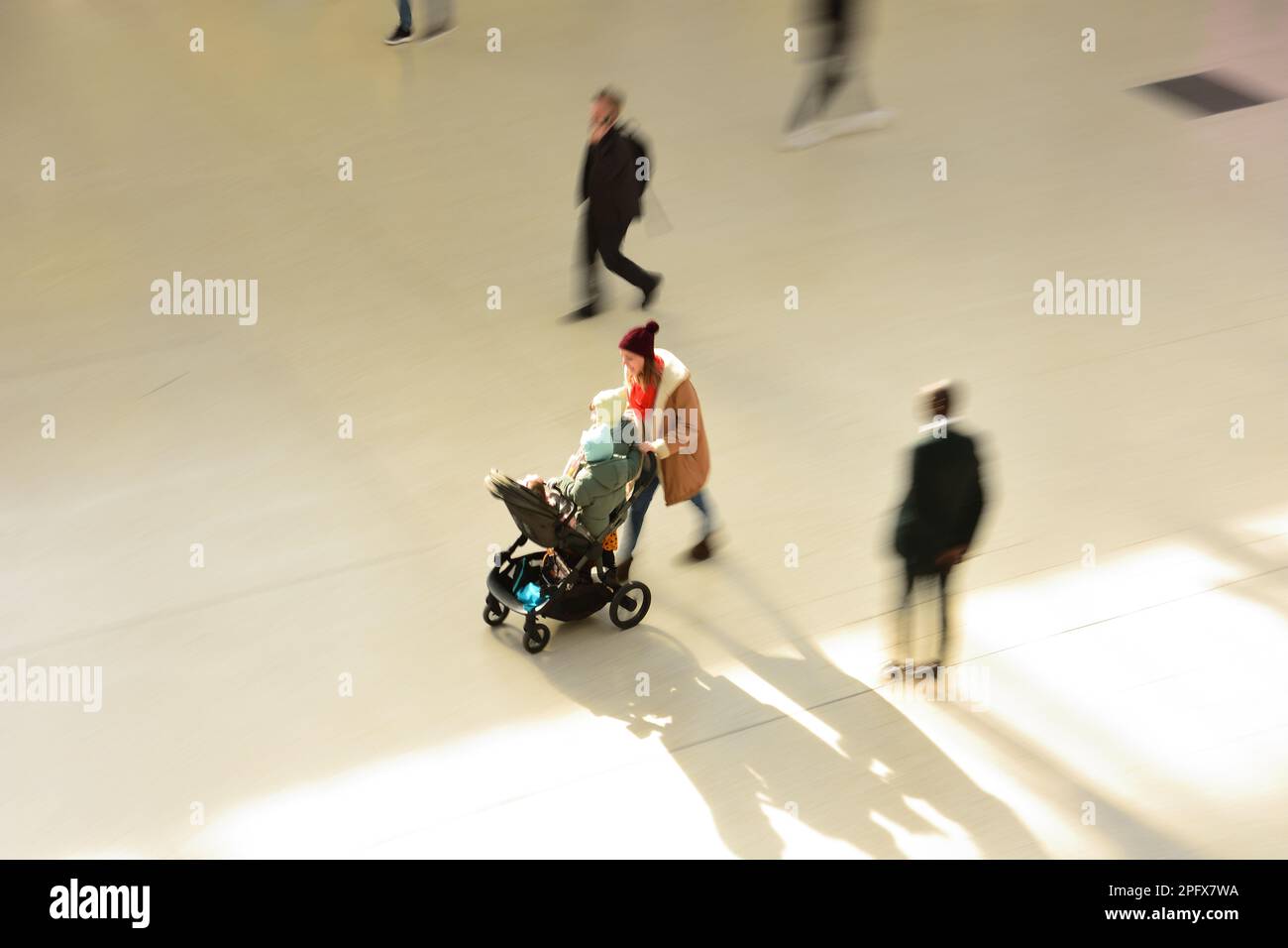People rushing for their train at London waterloo train station Stock ...