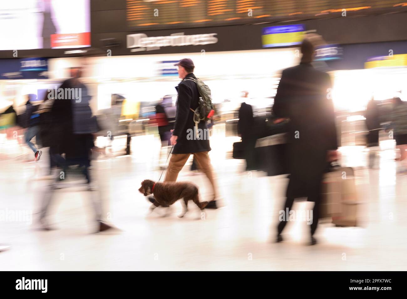 People rushing for their train at London waterloo train station Stock ...